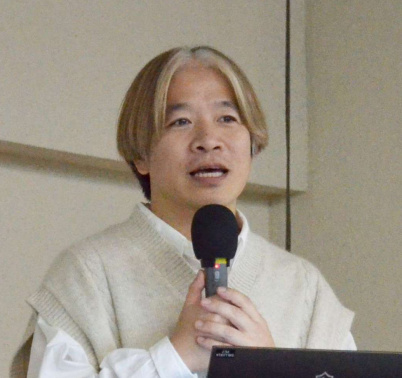 ジェンダー問題の解決に向け、話し合いの重要性を説く清田隆之さん＝１１月２４日、出水市中央公民館