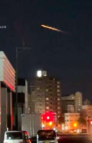 〈別カット〉光輝きながら夜空を飛行する物体＝１９日午前４時ごろ、鹿児島市城南町から撮影（川畑友和さん提供）