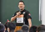 高校生に講演するボクシングパリ五輪日本代表の岡澤セオン＝鹿児島実高
