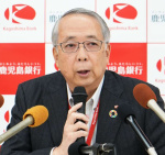 定例会見で、山形屋の経営再建について答える郡山明久頭取＝２０日、鹿児島市の鹿銀本店ビル