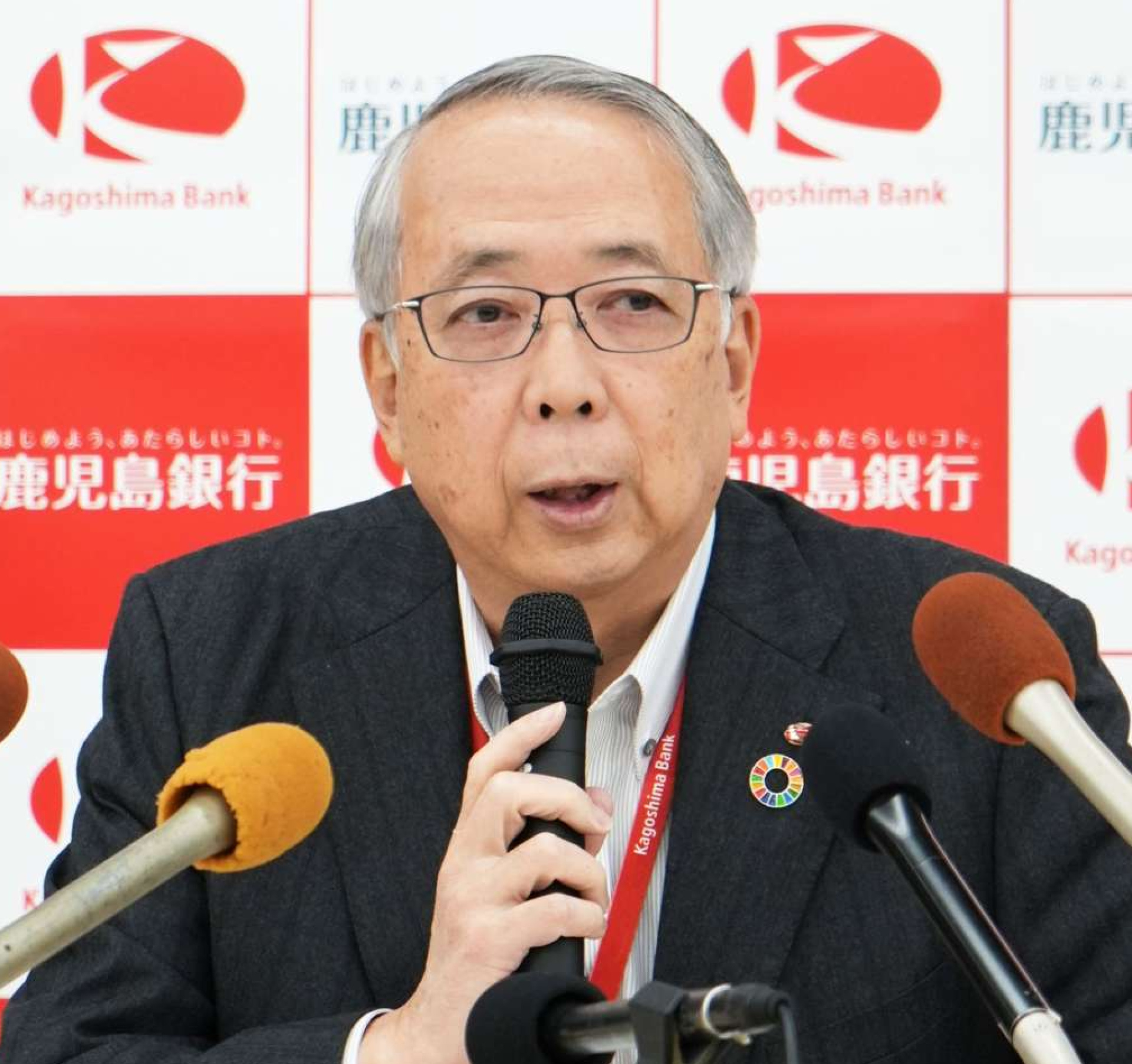 定例会見で、山形屋の経営再建について答える郡山明久頭取＝２０日、鹿児島市の鹿銀本店ビル