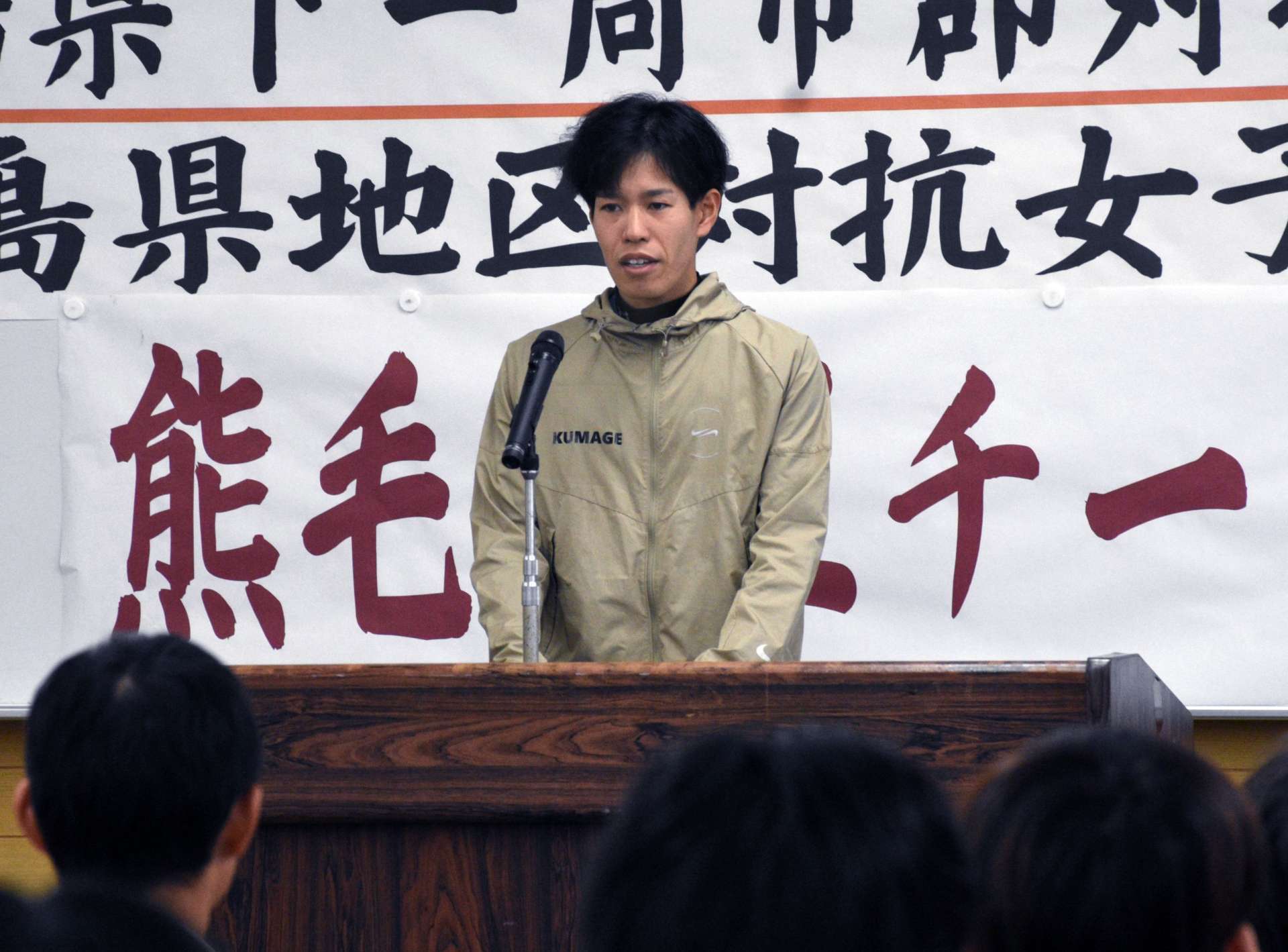 チームを代表し、決意を述べる男子の寺田耕作（中種子町役場）＝２１日、西之表市民会館