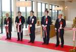 開所記念式典でテープカットする五十嵐清環境政務官（中央）ら＝２１日、徳之島町花徳の徳之島世界遺産センター