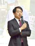 医師としての体験談を語る中山祐次郎さん＝２０日、鹿児島市の鹿児島大学医学部鶴陵会館