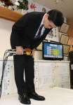 落選確実の報を受け、支援者らに頭を下げる小里泰弘さん＝１０月２７日、薩摩川内市平佐１丁目