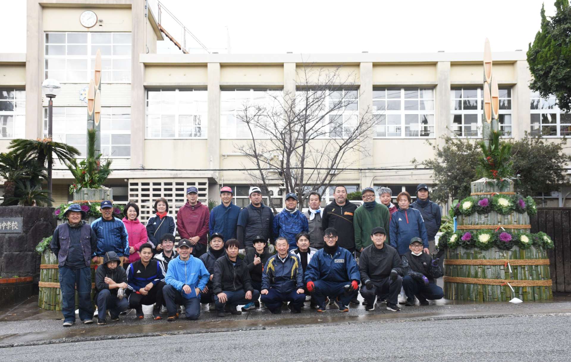 種子島中学校に完成した高さ約４メートルの門松＝２１日、西之表市