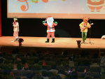 親子連れを楽しませるクリスマス音楽ショー＝２２日、鹿児島市の川商ホール