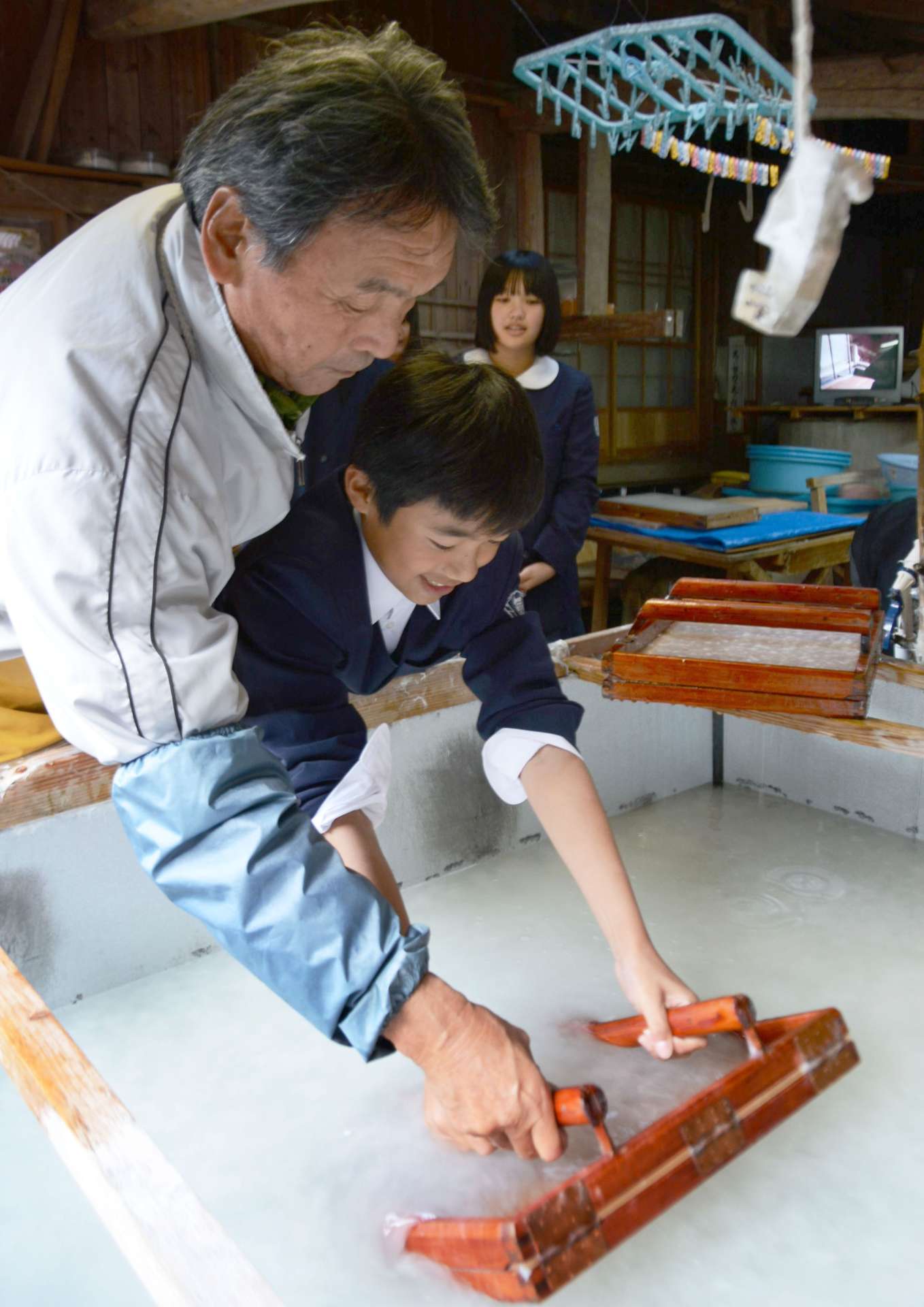 鶴田和紙作りに挑戦する鶴田小学校６年生＝さつま町神子