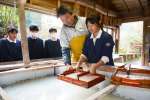 鶴田和紙作りに挑戦する鶴田小学校６年生＝さつま町神子