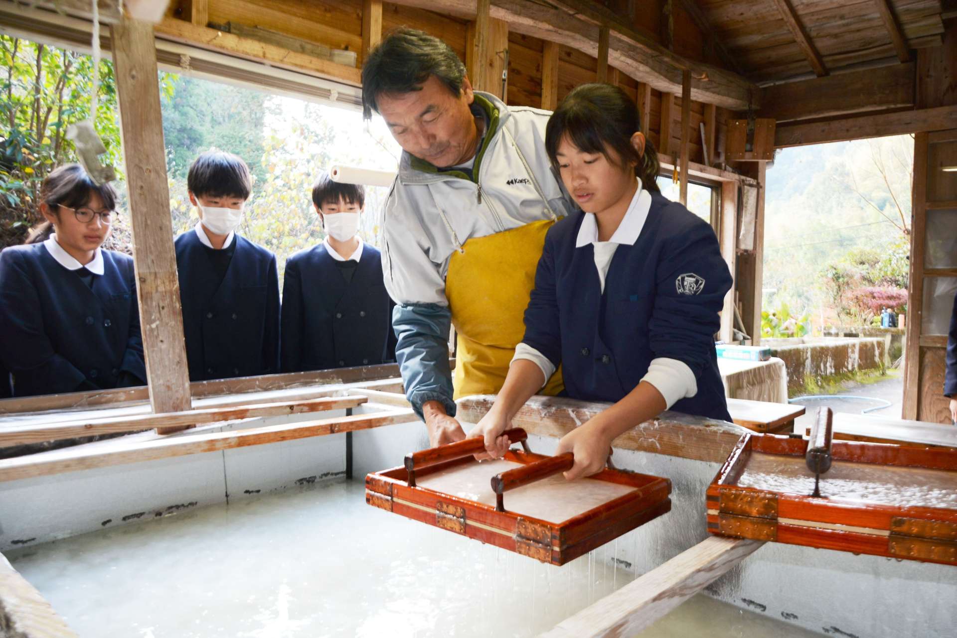鶴田和紙作りに挑戦する鶴田小学校６年生＝さつま町神子