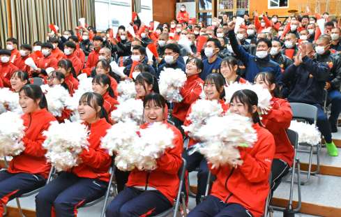 神村の健闘に拍手を送る生徒＝いちき串木野市の同校