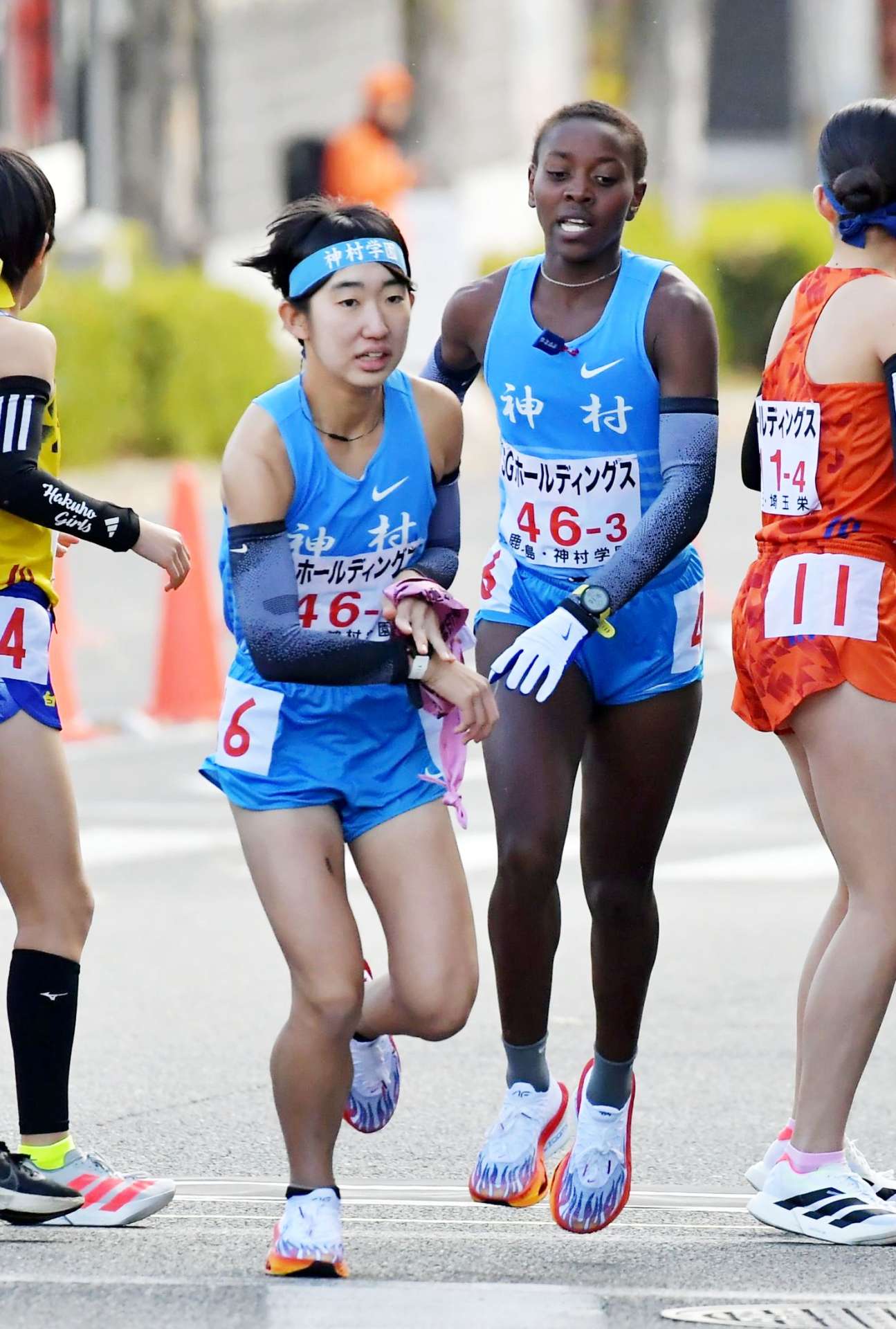 〈関連〉第３中継所、神村のムトニ（右）が黒神にたすきをつなぐ＝京都市