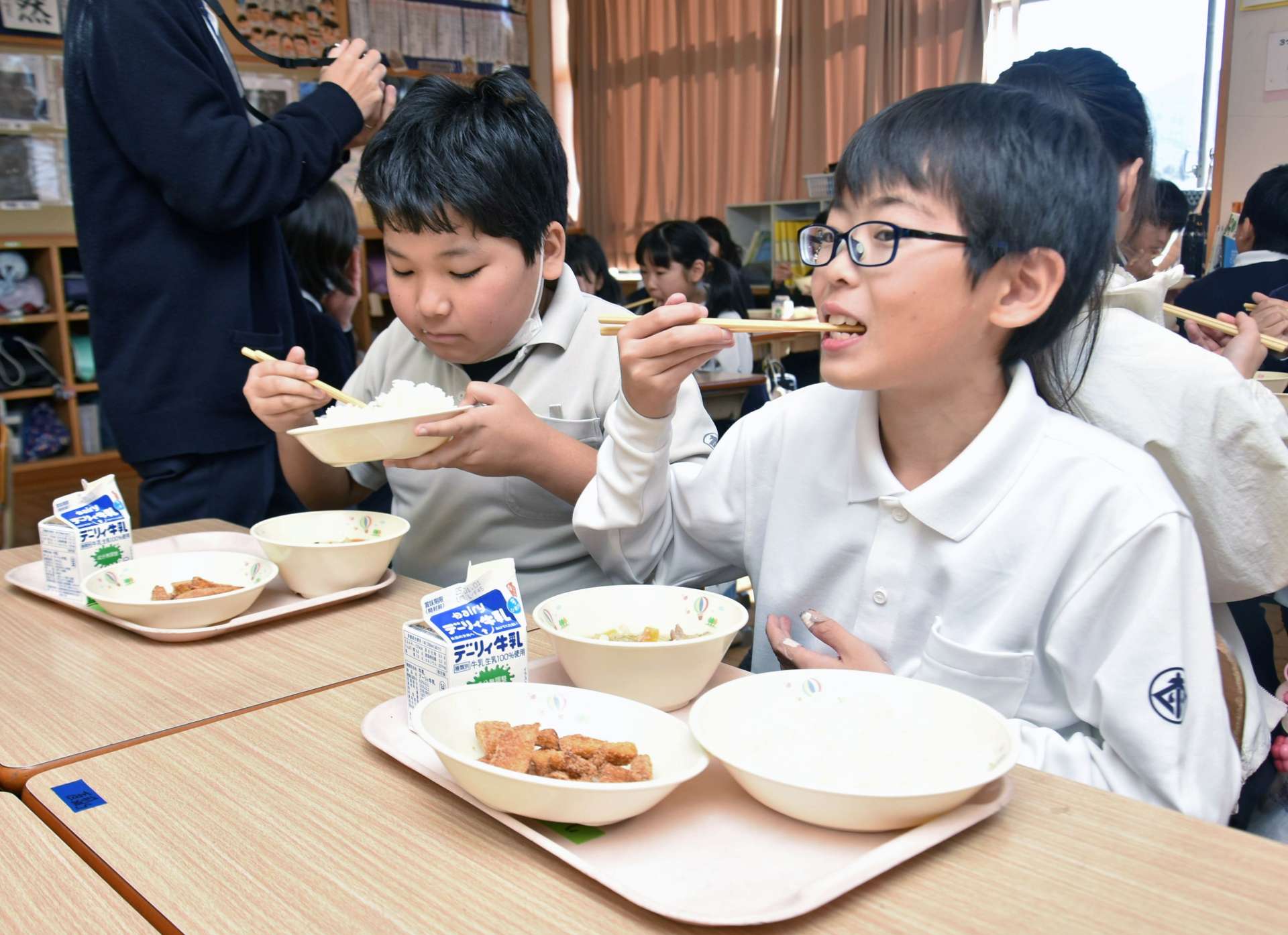 サツマイモを使った給食を楽しむ児童＝鹿屋市の大姶良小学校