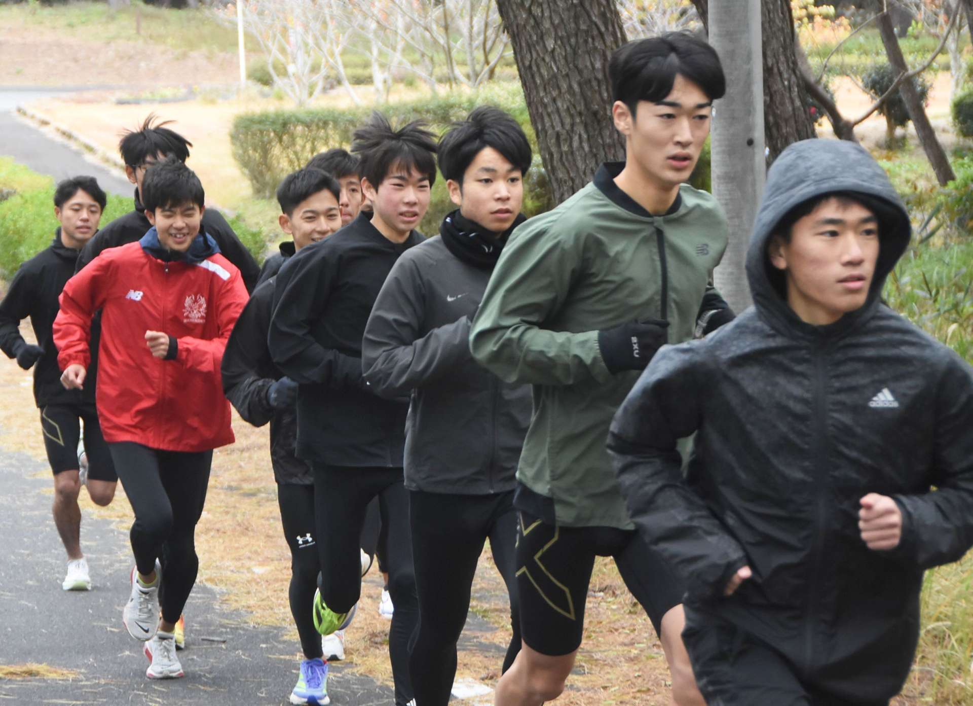 ２０キロ走に挑む川辺チーム＝日置市の周回コース
