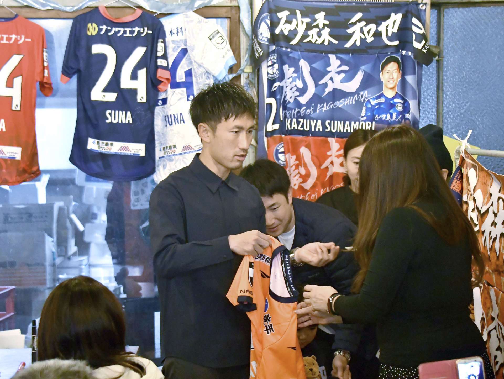 チャリティーイベントで交流する砂森和也選手＝鹿児島市のぶえんもゆかり