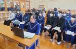 リモートでの交流を楽しむ生徒＝南大隅町の第一佐多中学校