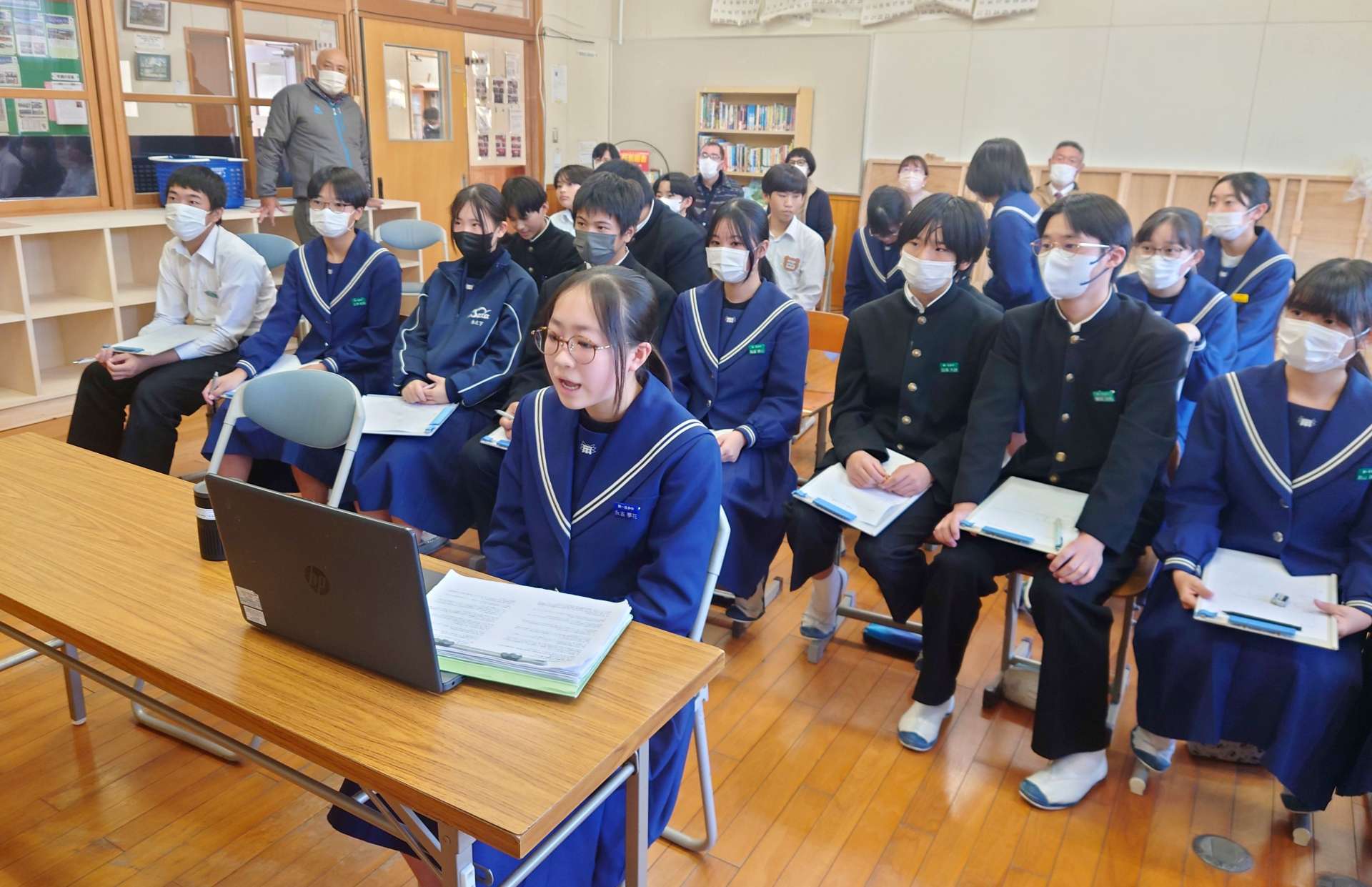 リモートでの交流を楽しむ生徒＝南大隅町の第一佐多中学校