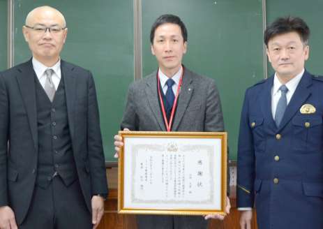 （別カット）感謝状を手にする薩摩郵便局の正岡大晋局長＝さつま町轟町