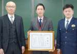 （別カット）感謝状を手にする薩摩郵便局の正岡大晋局長＝さつま町轟町