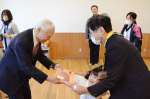 かごしま黒豚を贈る県食肉公正取引協議会の肥後辰彦会長（左）＝２３日、鹿児島市の仁風学園