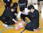 ＡＥＤを使った救命処置の実演をする生徒たち＝鹿児島市の鹿児島聾学校