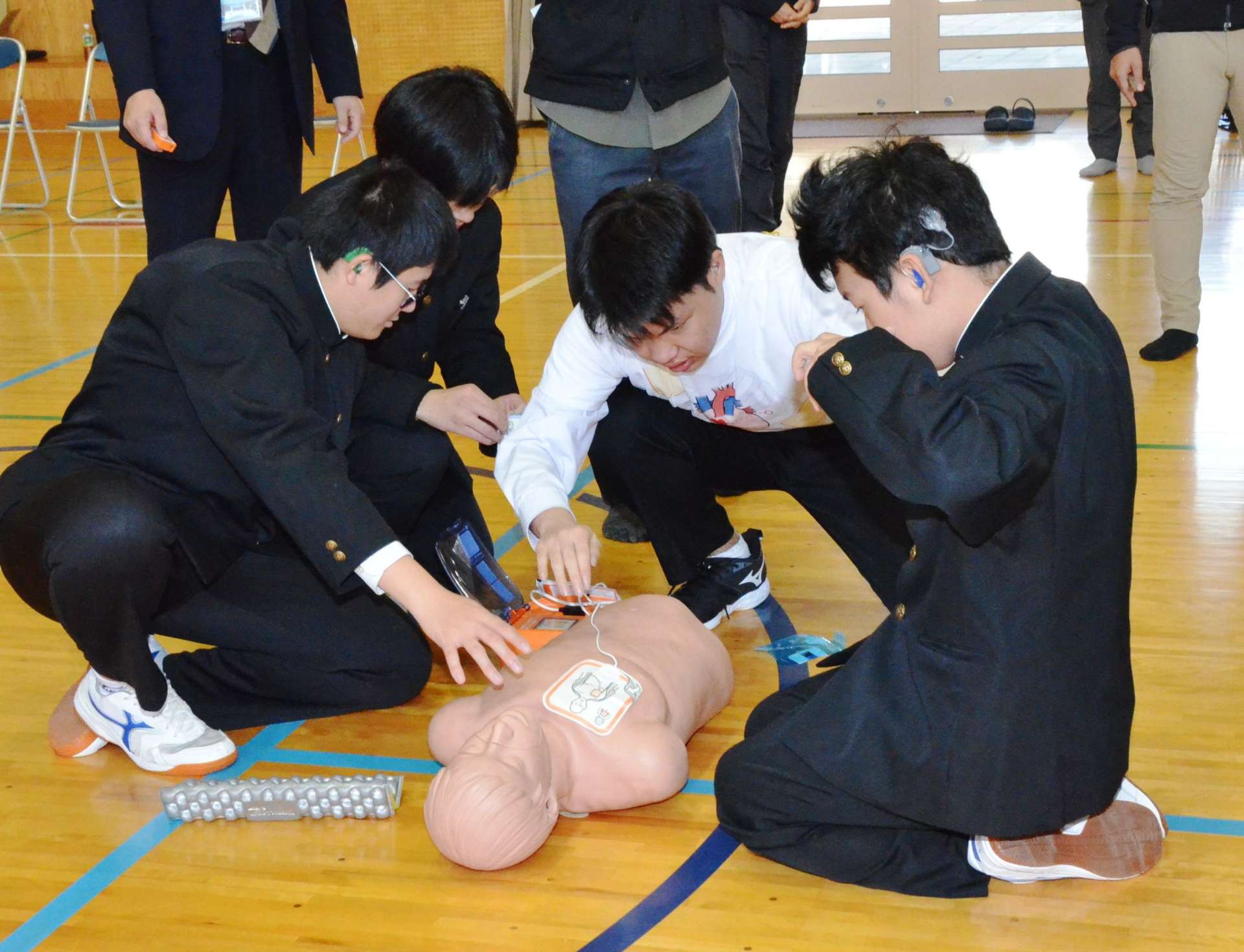 ＡＥＤを使った救命処置の実演をする生徒たち＝鹿児島市の鹿児島聾学校