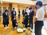 ＡＥＤの使い方を説明する生徒たち＝鹿児島市の鹿児島聾学校