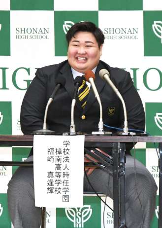 大相撲の藤島部屋への入門を発表した樟南高３年の福崎真逢輝＝２３日、同校