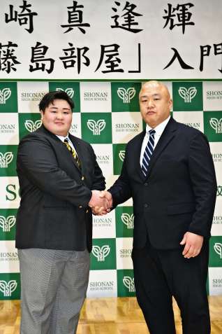 〈関連〉藤島親方（右）と握手を交わす樟南高の福崎真逢輝＝同校