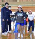 明桜館高校生が考案した運動をする児童ら＝鹿児島市の郡山小学校