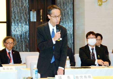 〈関連〉おれんじ鉄道の法定協議会であいさつする竹内文紀会長＝２３日、八代市