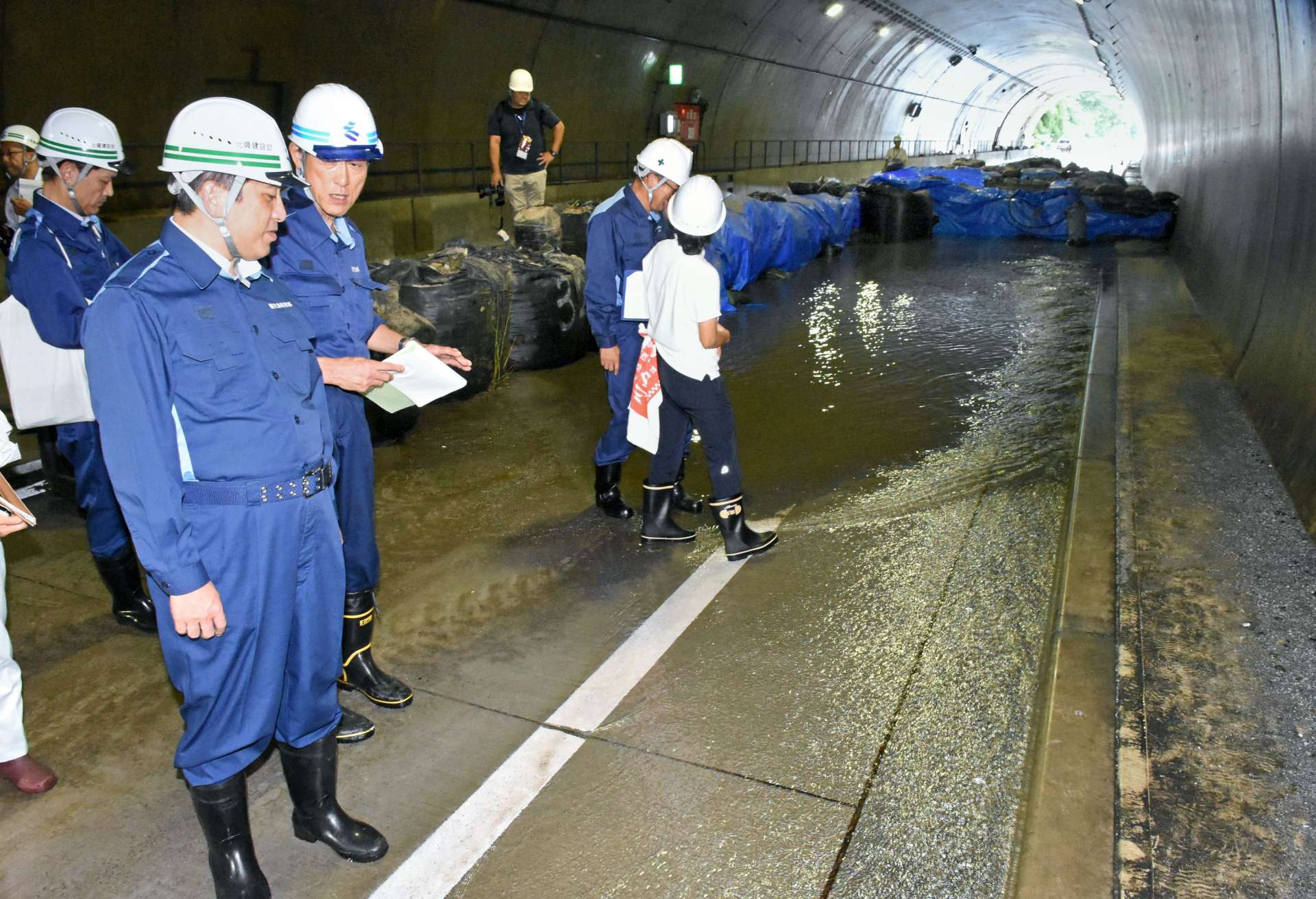 〈関連〉８月３１日、北薩トンネル内の湧水の様子を視察する塩田康一知事（左）＝出水市高尾野町柴引