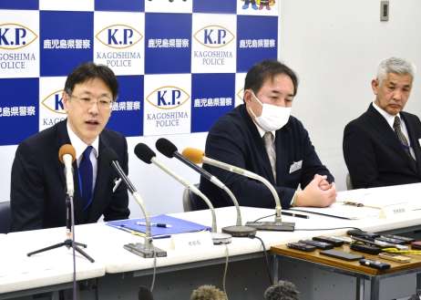 記者の質問に答える岩瀬聡本部長（左）と西畑知明警務部長（中央）＝２３日午後１時５５分ごろ、鹿児島市の県警本部