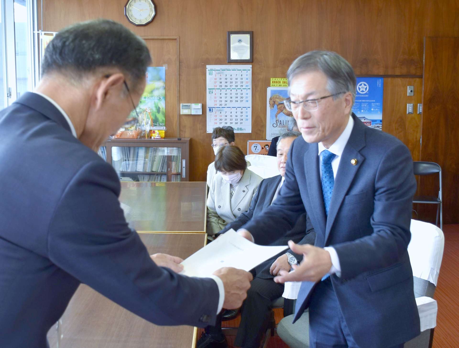 提言書を手渡す中里純人議長（右）＝２３日、いちき串木野市役所