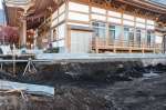 大量の焼けた瓦片が見つかった攝護寺本堂脇の納骨堂建て替え現場＝都城市牟田町