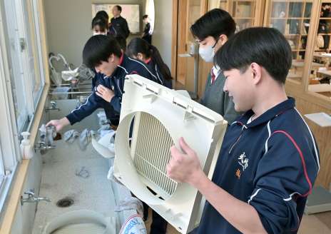 １年の汚れを丁寧に落とす生徒たち＝２４日午前、鹿児島市の武岡台高校