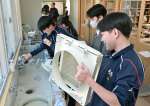 １年の汚れを丁寧に落とす生徒たち＝２４日午前、鹿児島市の武岡台高校