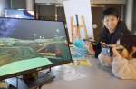 月面プラントを仮想現実（ＶＲ）で体験する親子＝鹿児島市立科学館