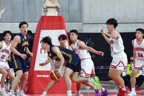 ゴール下で懸命に守る川内の選手たち＝東京体育館