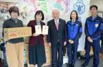 寄付を受けたかごしまこども食堂支援センターたくしての園田愛美理事長（左から２人目）＝鹿児島市のかごしまこども食堂支援センターたくして
