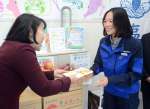 全社員からの寄付を贈る渡辺組の片平千陽さん（右）＝鹿児島市のかごしまこども食堂支援センターたくして
