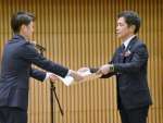 中野洋昌国交相から表彰状を受け取る森建設の森義大社長（右）＝２４日、東京・平河町