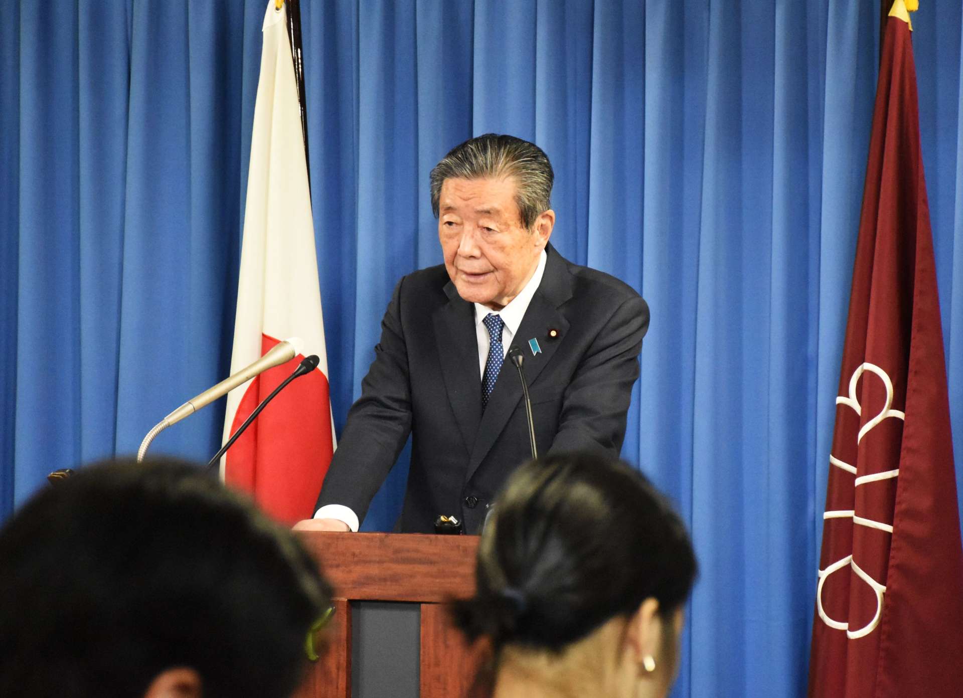 記者の質問に答える森山裕幹事長＝２４日、自民党本部