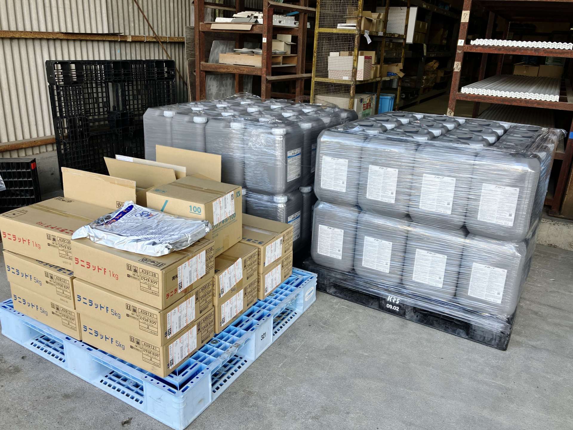 鹿児島県からマルイ農協に納品された消毒薬と殺鼠剤（左手前）＝２４日、出水市平和町（同農協提供）