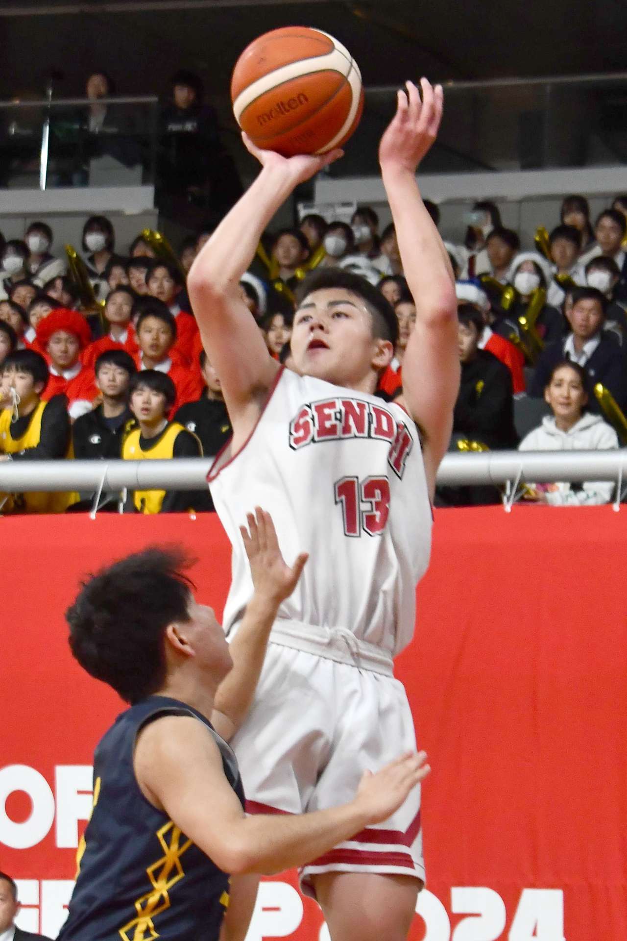 後半、シュートを放つ川内の大山拓（１３）＝東京体育館