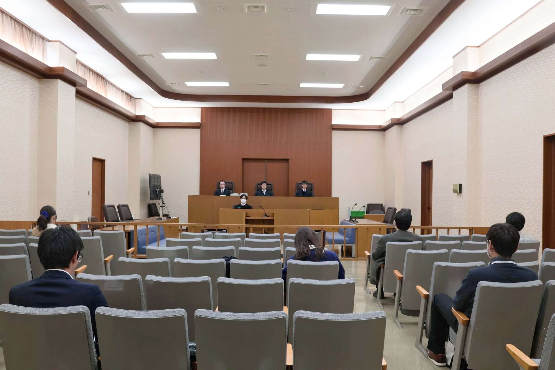 岩倉知広被告の公判が開かれた法廷＝２４日、福岡高裁宮崎支部