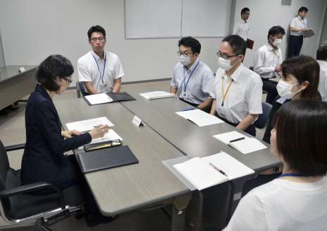 県警職員との座談会に臨む石窪奈穂美・県公安委員会委員長（左）＝７月１日、鹿児島市の県警本部