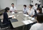 県警職員との座談会に臨む石窪奈穂美・県公安委員会委員長（左）＝７月１日、鹿児島市の県警本部
