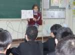 絵本の読み聞かせをする「せんだんの木の会」代表の永浜睦子さん＝鹿児島市高麗町の甲南中学校