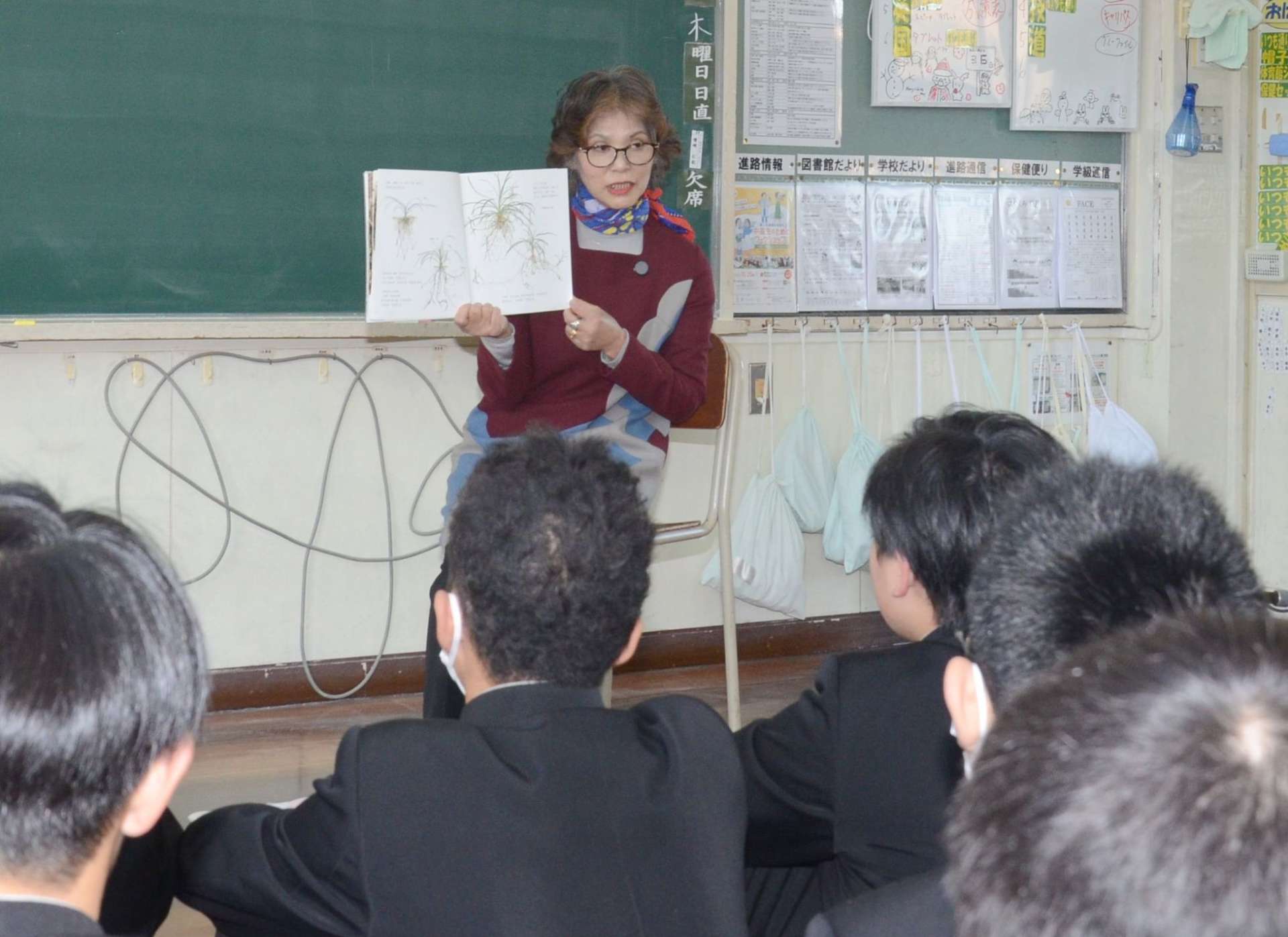 絵本の読み聞かせをする「せんだんの木の会」代表の永浜睦子さん＝鹿児島市高麗町の甲南中学校